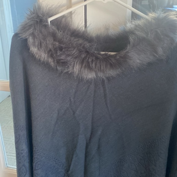 Gray sweater poncho with fur neckline - Picture 4 of 4